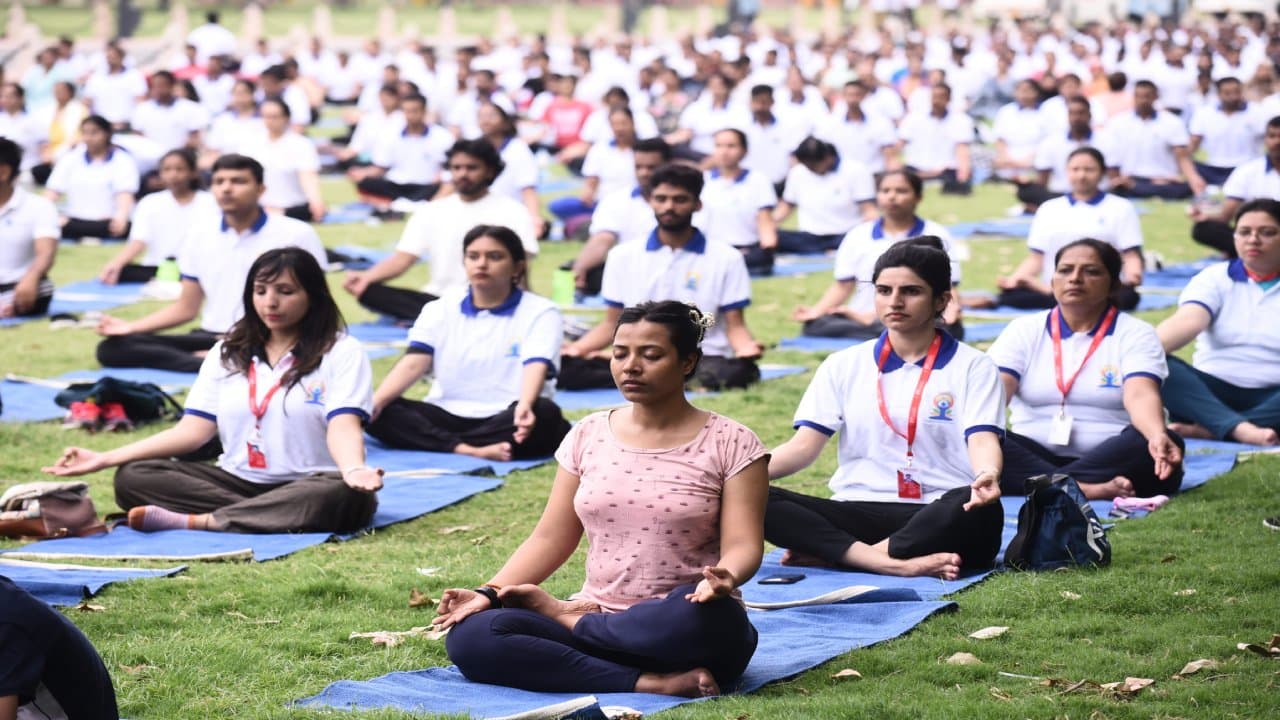 International Yoga Day 2023 : इंडिया गेट लॉन में लोगों ने किया योगाभ्यास, तस्वीरों में देखें झांकी