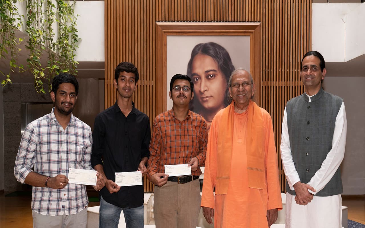 झारखंड : योगदा सत्संग की पहल, आर्थिक रूप से कमजोर 3 छात्रों को दी गयी स्कॉलरशिप