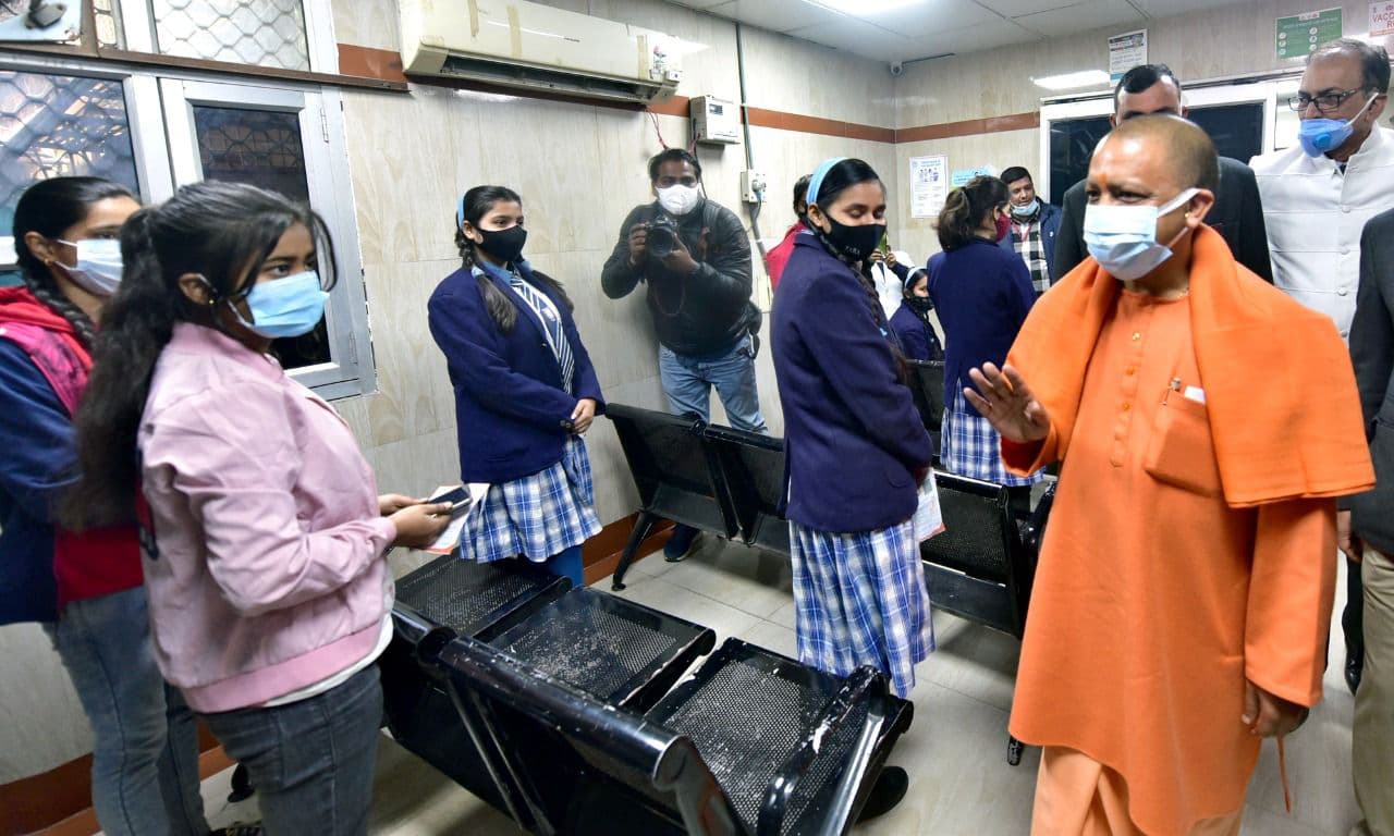 UP Corona vaccination: यूपी में पहले दिन 1.5 लाख से अधिक बच्चों ने लगवाई कोरोना से बचाव की वैक्सीन