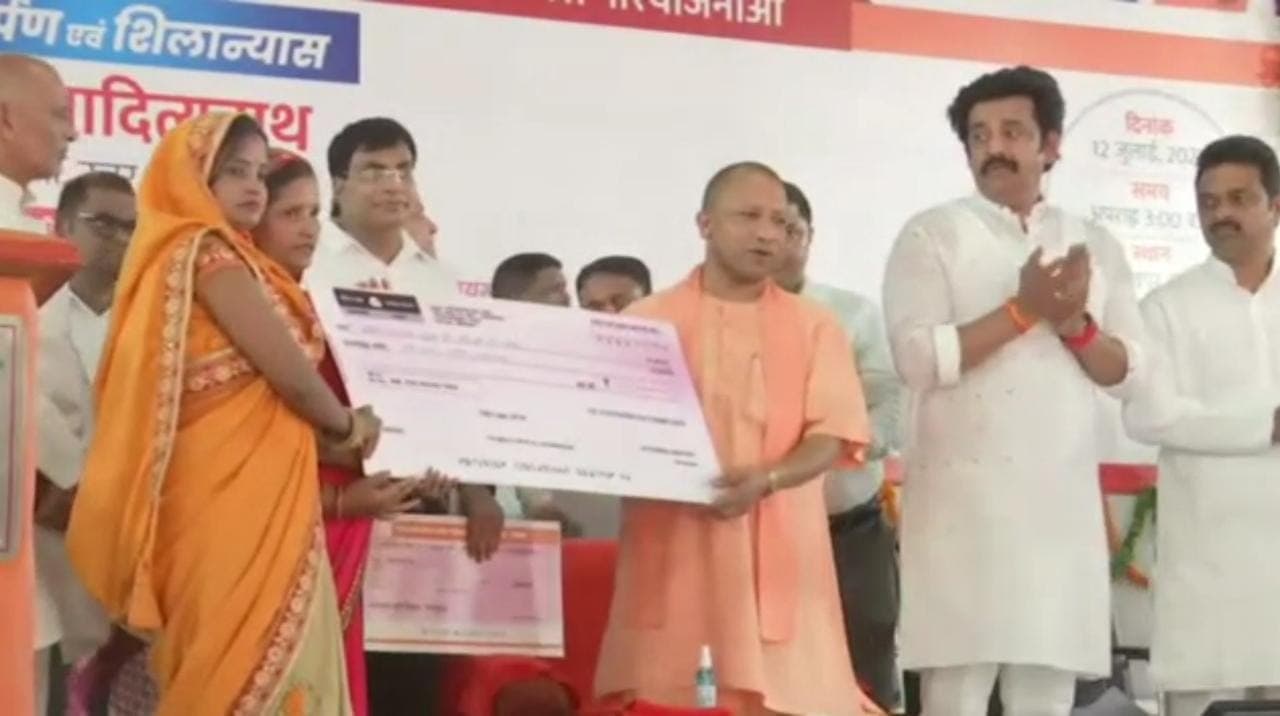 गोरखपुर को सीएम योगी आदित्यनाथ ने 464 करोड़ रुपए की परियोजनाओं की दी सौगात