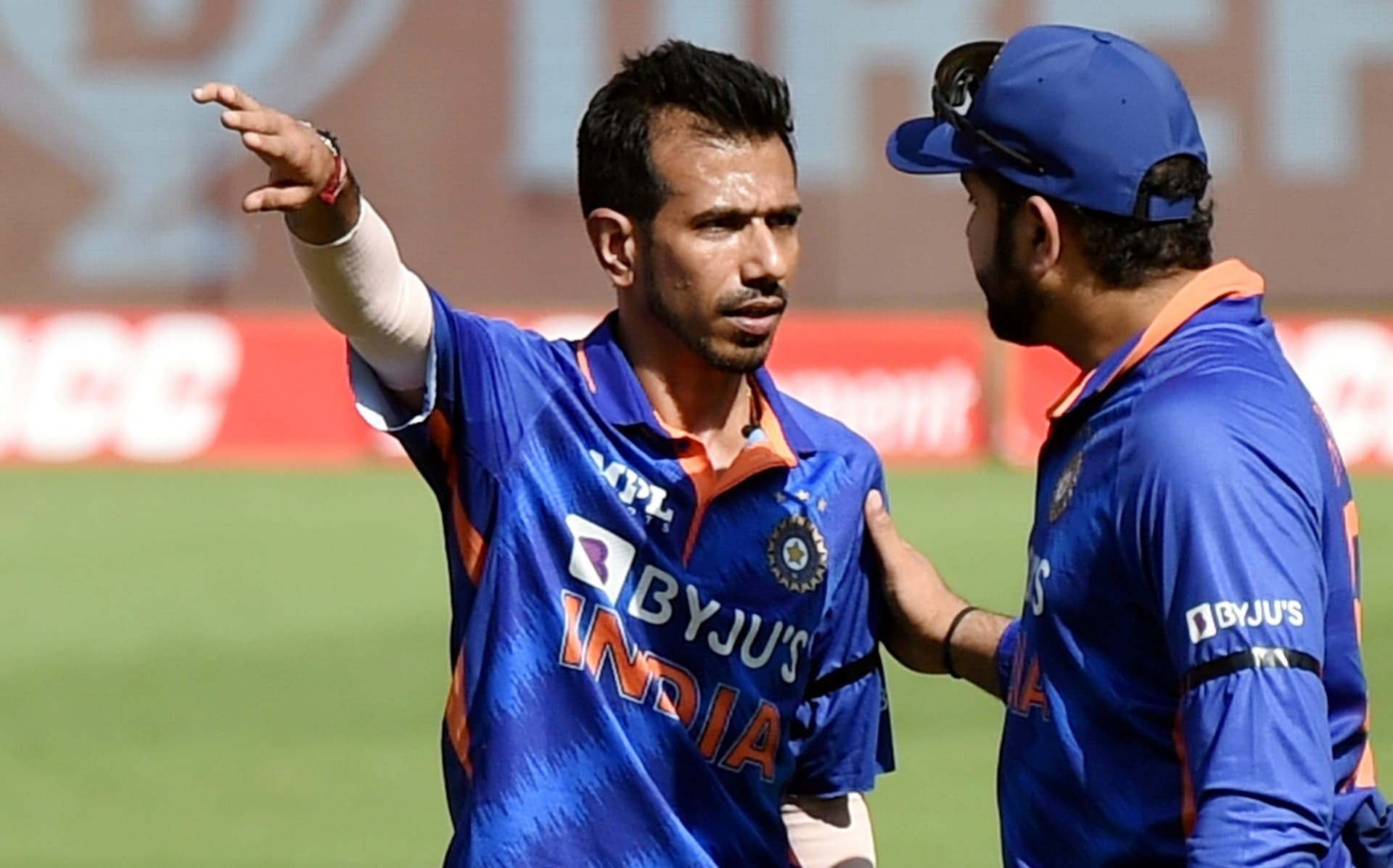 Ind vs SL: युजवेंद्र चहल ने मोहम्मद सिराज के हेयर स्टाइल का मजाक उड़ाया, कहा- ऐसा लग रहा घास सूख गयी है Ind vs SL: युजवेंद्र चहल ने मोहम्मद सिराज के हेयर स्टाइल का मजाक उड़ाया, कहा- ऐसा लग रहा घास सूख गयी है