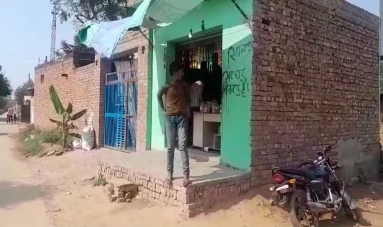 अलीगढ़ में दबंगों की दहशत से दलित पलायन को मजबूर, घरों पर लिखा 'मकान बिकाऊ है'