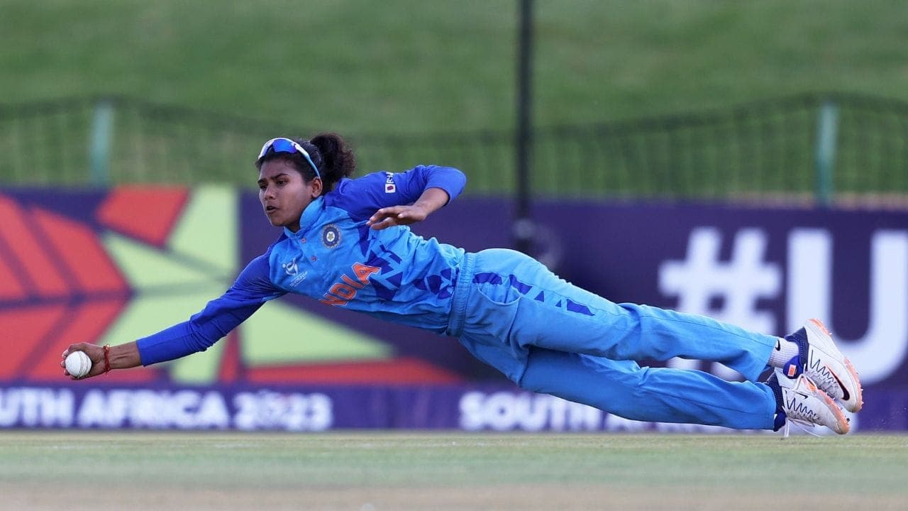 ICC Under 19: उन्नाव की बेटी ने रोशन किया यूपी का नाम, गेंदबाजी के दम पर वसूला लगान, थम नहीं रही बधाइयां...