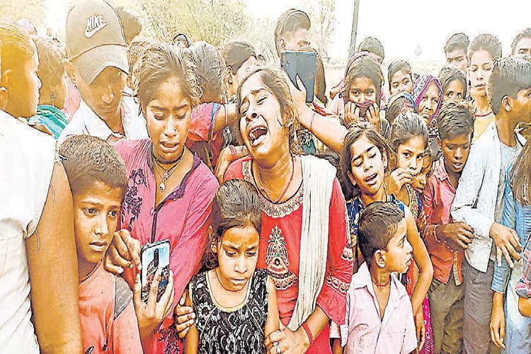 औरंगाबाद में ट्रैक्टर से कुचल कर बुजुर्ग की मौत, लोगों ने सड़क पर किया प्रदर्शन, घंटों तक आवागमन रहा ठप