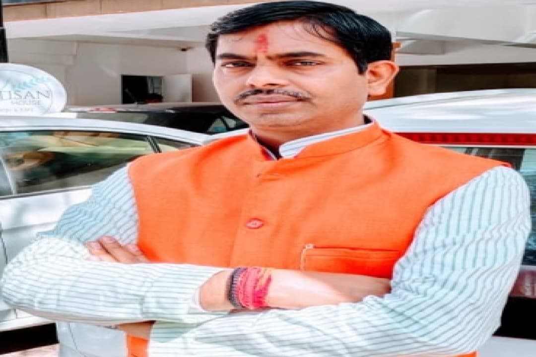 हिन्दू जागरण प्रदेश संयोजक ने कहा, राजद के बैनर से लालू प्रसाद यादव की तस्वीरों को कर दिया गया है गायब