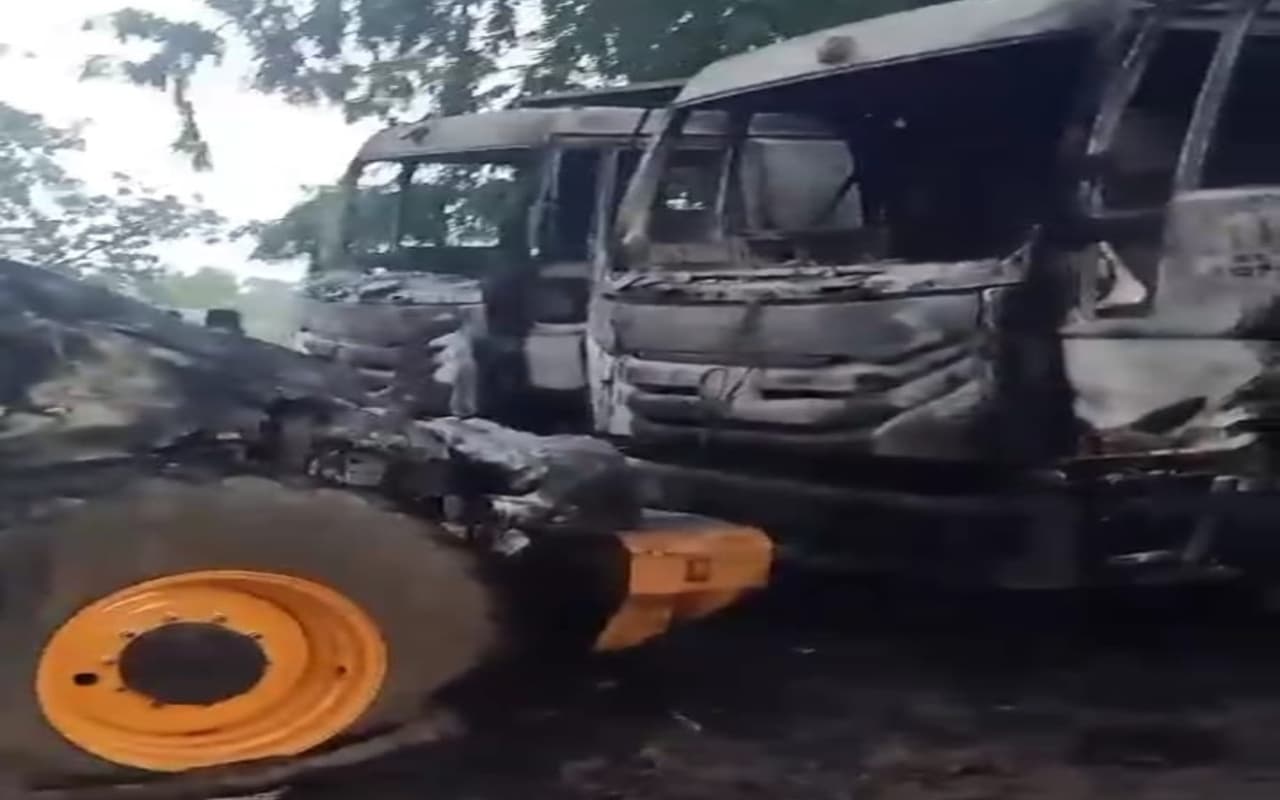 हजारीबाग में माओवादियों ने चार वाहनों को किया आग के हवाले, पर्चा भी छोड़ा