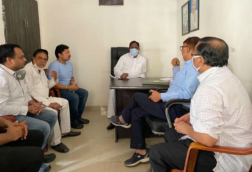 कपड़ा व्यापारियों ने दुकान खोलने की मांगी अनुमति, मंत्री आलमगीर आलम को सौंपा ज्ञापन