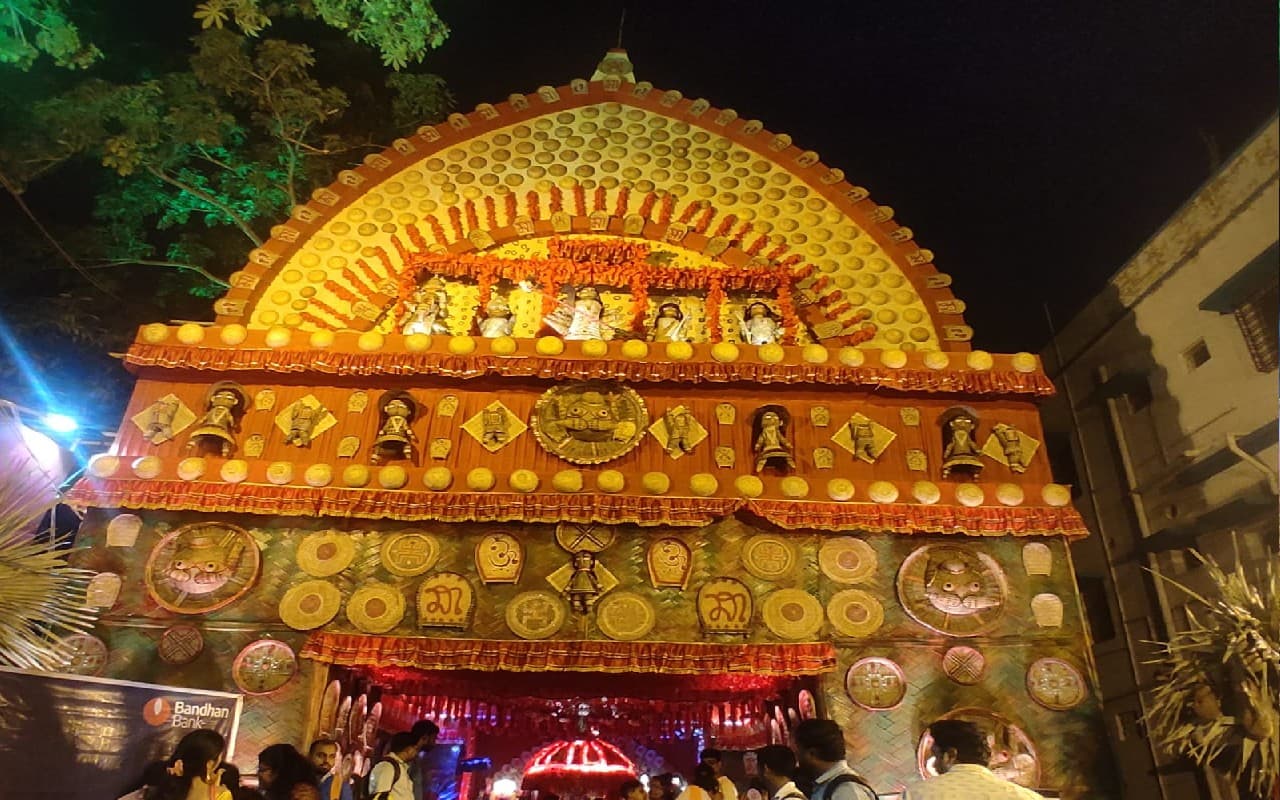Durga Puja 2022 : हुगली के पूजा पंडालों में अनोखी थीम ने जीता लोगों का दिल Durga Puja 2022 : हुगली के पूजा पंडालों में अनोखी थीम ने जीता लोगों का दिल