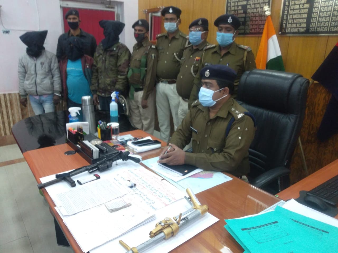 औरंगाबाद में पुलिस ने तीन खूंखार नक्सलियों को  किया गिरफ्तार