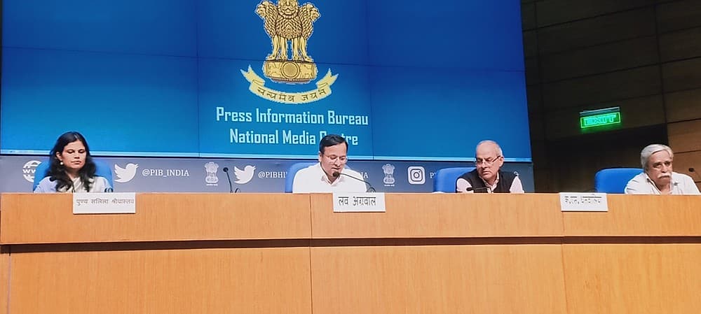 India fight corona: उन अधिकारियों के बारे में जानिए जो देश को हर रोज महामारी के बारे में दे रहे अपडेट