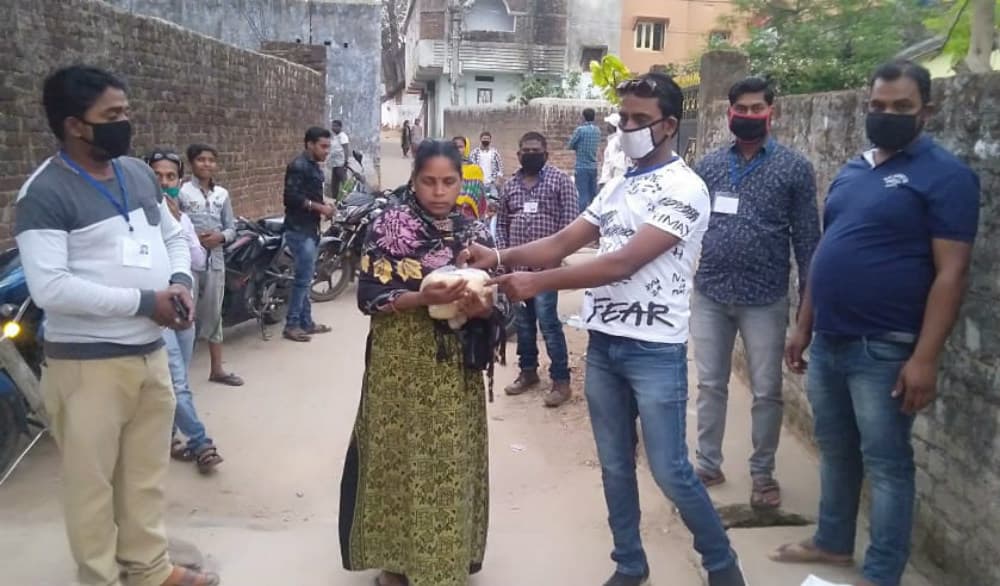 गुमला में मदद को बढ़ रहे हाथ, युवा संगठन जरूरतमंदों को बांट रहे भोजन व राशन