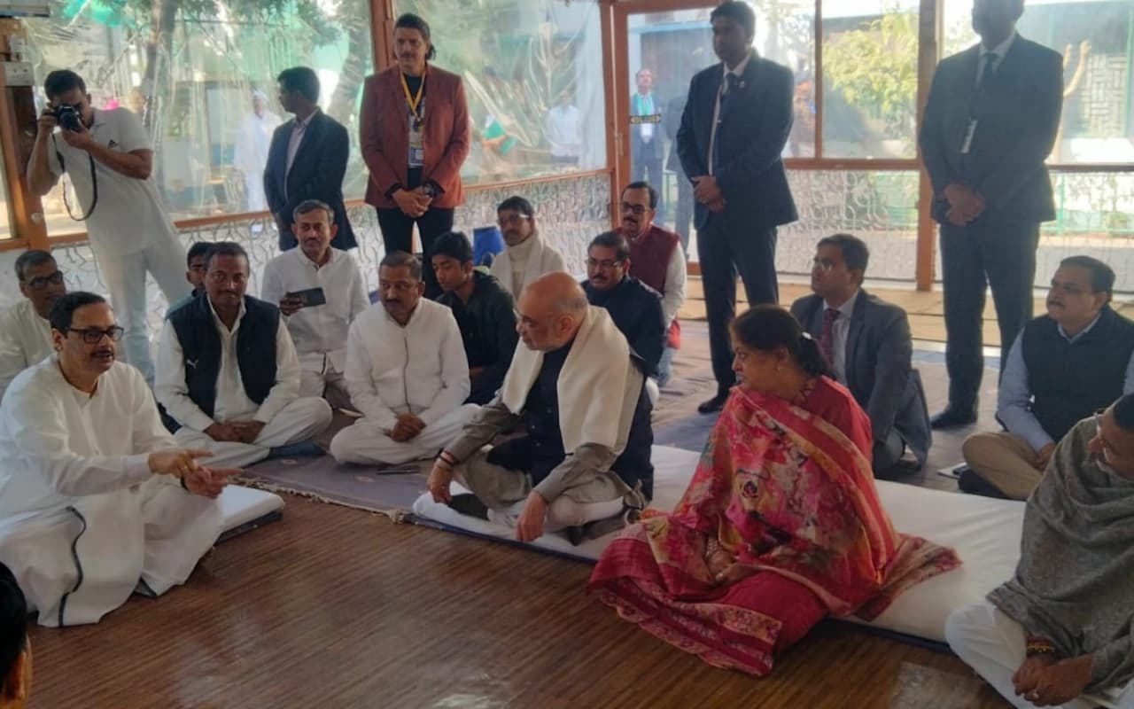 देवघर के सत्संग आश्रम में ठाकुर अनुकूल चंद के दर्शन कर दिल्ली रवाना हुए गृह मंत्री अमित शाह, देखें तस्वीरें