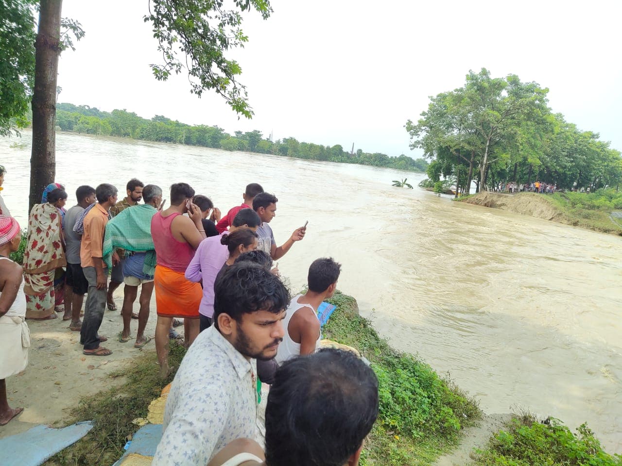 Bihar flood 2021 : चंपारण में सोमवती नदी का मिनी बांध टूटा, चंवर जलमग्न