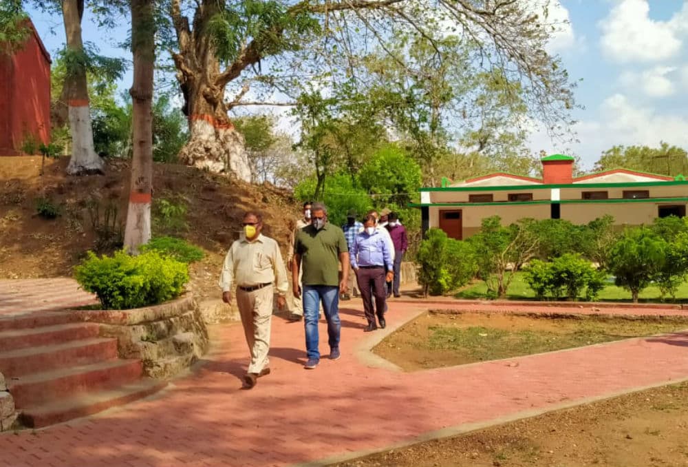 दो जंगली भैंसों की मौत के बाद बेतला पहुंचे हेड ऑफ फॉरेस्ट फोर्स, बैठक कर जांच के दिये आदेश