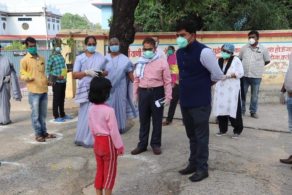 कोडरमा में छह साल की बच्ची समेत 19 ने दी कोरोना को मात, पुष्पवर्षा के साथ हुए अस्पताल से विदा