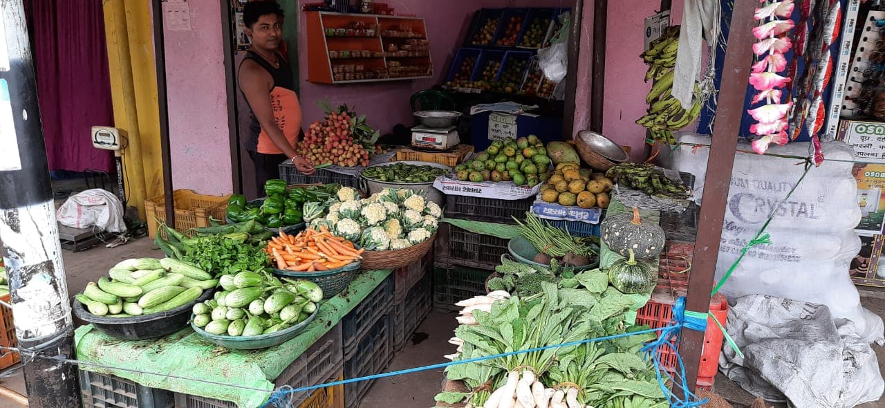 गोला में दो रुपये किलो बिक रही भिंडी, जानें बाकी सब्जियों के दाम