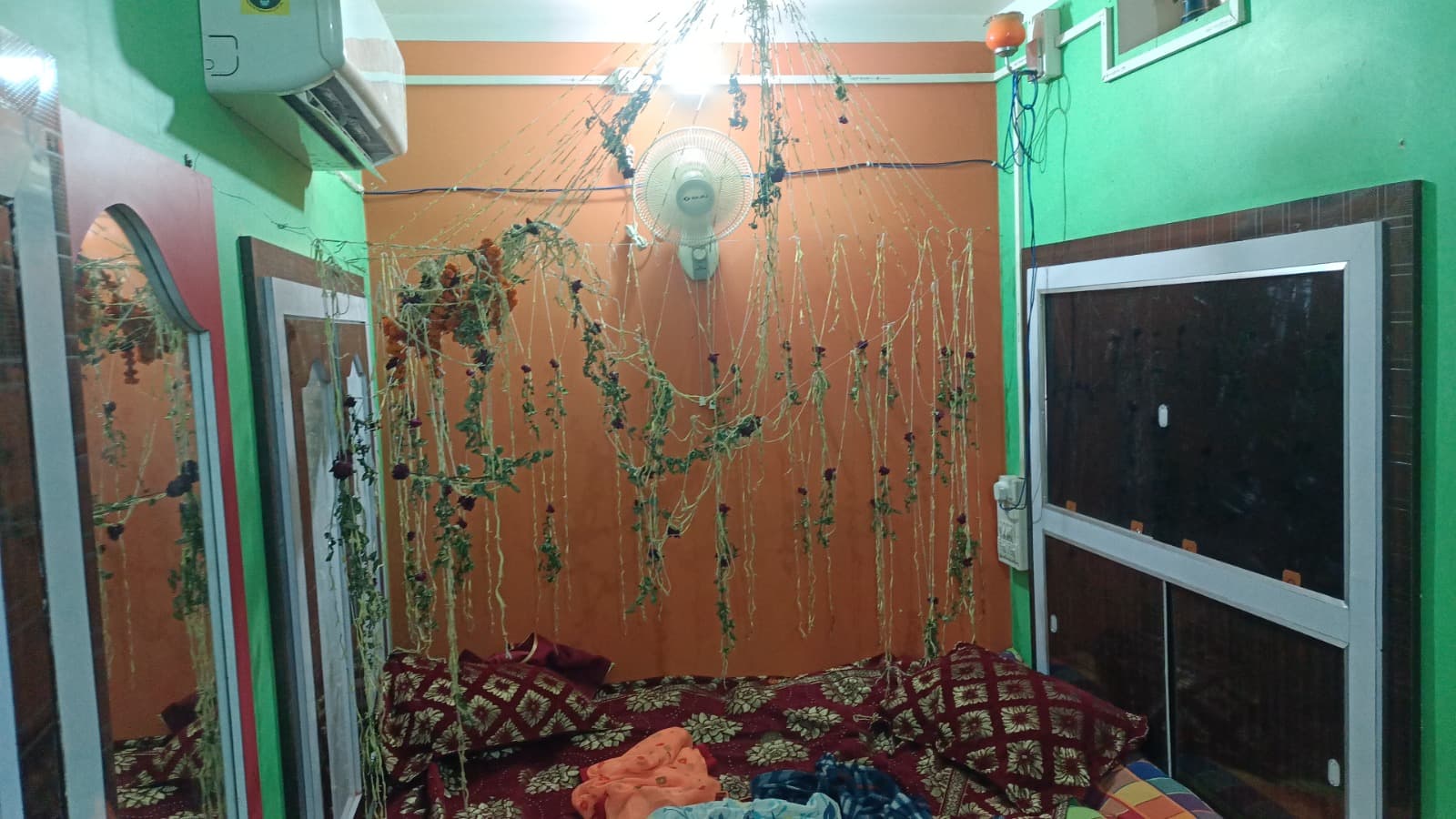 सुहागरात की सेज से दुल्हन हुई गायब, पिता और ससुर ने थाने में लगाये अलग-अलग आरोप, जानें पूरा मामला