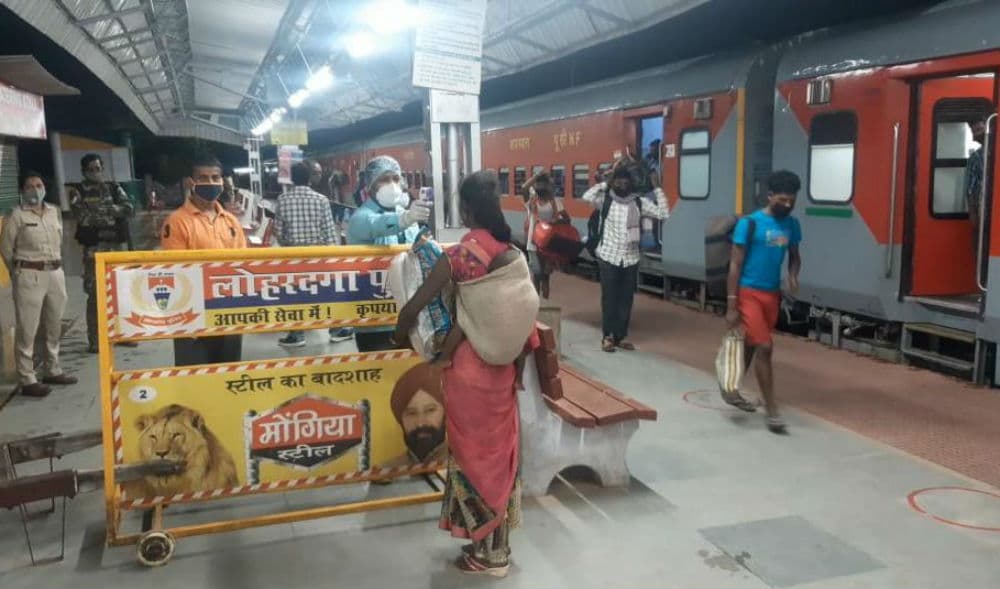 पहली बार लोहरदगा स्टेशन पहुंची श्रमिक स्पेशल ट्रेन, तीन जिले के 909 मजदूर आये वापस