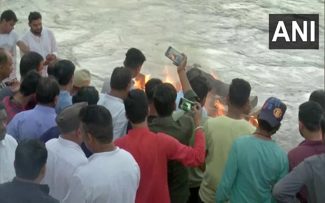 Ankita Murder Case: हंगामे के बीच हुआ अंकिता का अंतिम संस्कार, फास्ट ट्रैक कोर्ट में होगी मामले की सुनवाई