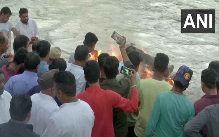 Ankita Murder Case: हंगामे के बीच हुआ अंकिता का अंतिम संस्कार, फास्ट ट्रैक कोर्ट में होगी मामले की सुनवाई