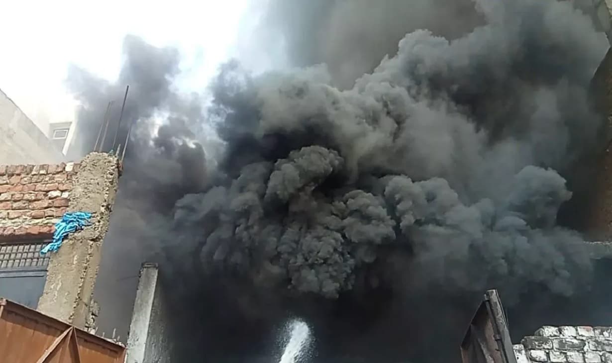 आगरा के जूता फैक्टरी में लगी भीषण आग, वर्करों के बीच मचा हड़कंप, आग बुझाने में जुटी दमकल की गाड़ियां