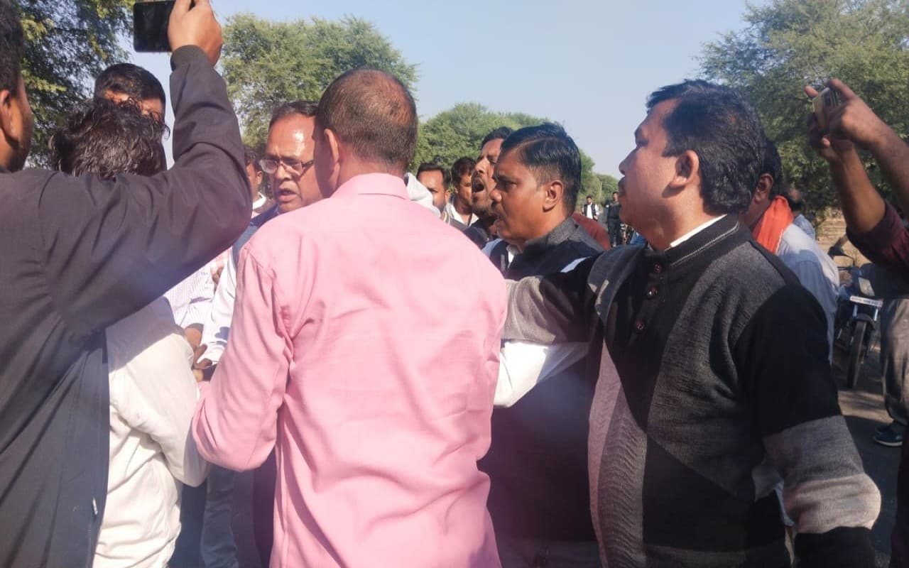 पलामू के मेदिनीनगर में सड़क जांच के दौरान विधायक और पूर्व विधायक के समर्थक भिड़े