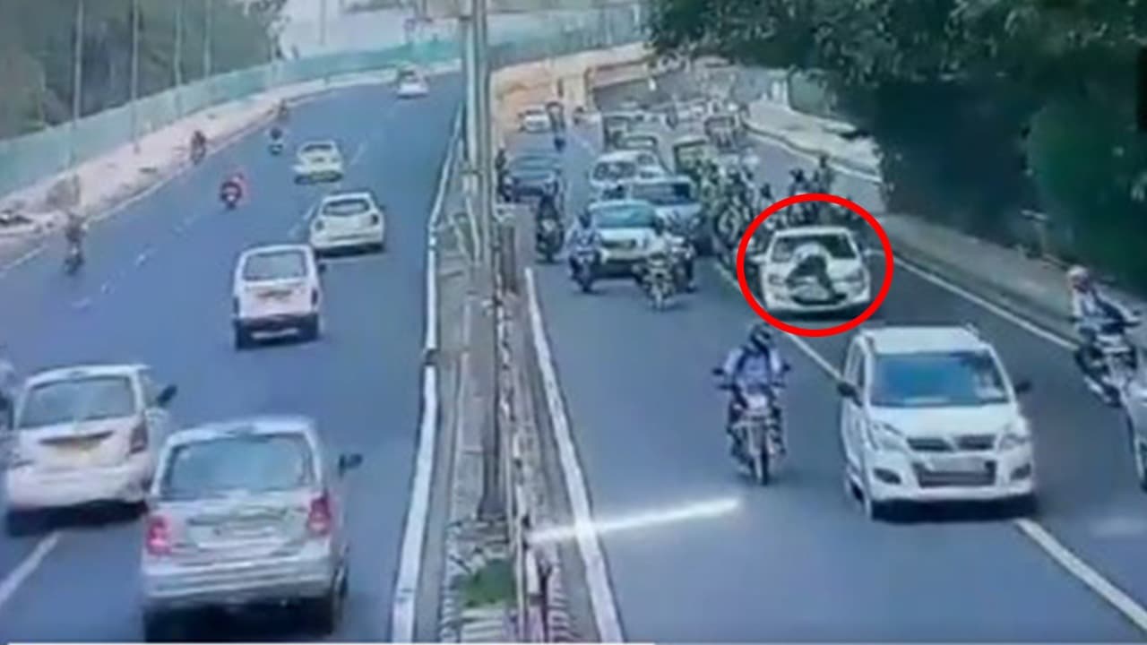 Delhi: गाड़ी का कागज मांगा तो चालक ने ट्रैफिक जवान को सड़क पर घसीटा, देखें VIDEO