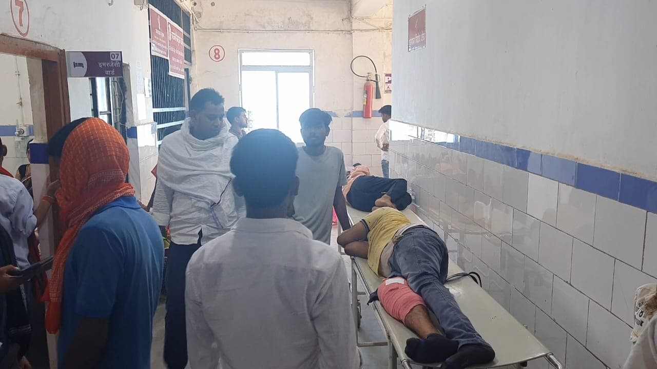 औरंगाबाद में ट्रैक्टर व बाइक की सीधी टक्कर, पैर की हड्डी कई जगह टूटने के कारण पति-पत्नी की हालत गंभीर