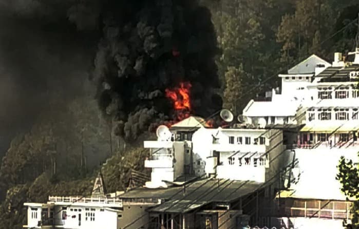 माता वैष्णो देवी मंदिर में लगी आग, प्राकृतिक गुफा के बिलकुल नजदीक हुई दुर्घटना,श्राइन बोर्ड के सीईओ ने दी ये जानकारी