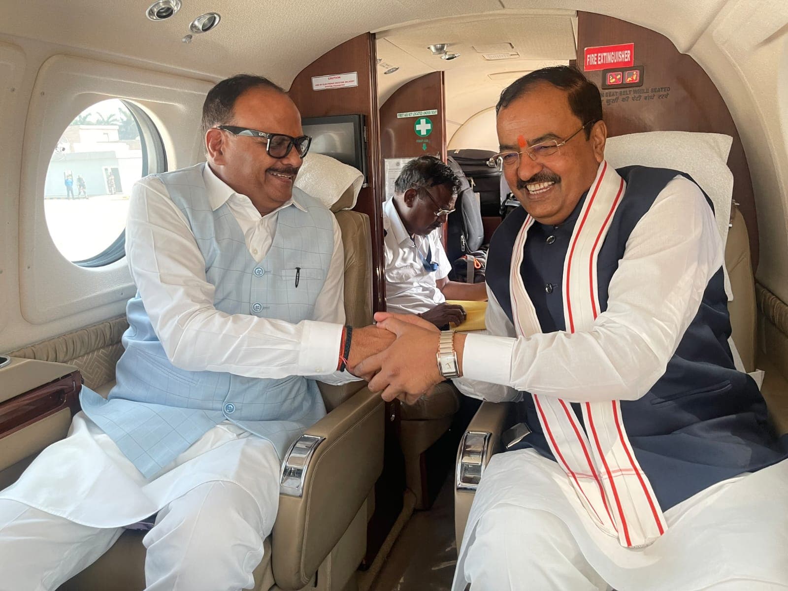 UP News: सपा-भाजपा में ट्रवीटवार, दोनों डिप्टी CM के मुस्कुराते हुए हाथ मिलाने वाली तस्वीर पर अखिलेश का तंज