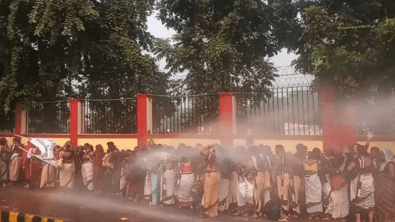 बिहार: पटना में आंगनबाड़ी सेविका ने किया प्रदर्शन, पुलिस ने वाटर कैनन का किया प्रयोग