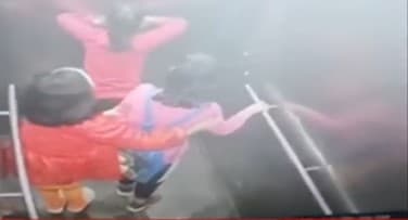 Ghaziabad: लिफ्ट में 24 मिनट तक फंसी रहीं तीन मासूम बच्चियां, परिजनों ने लगाया लापरवाही का आरोप, केस दर्ज