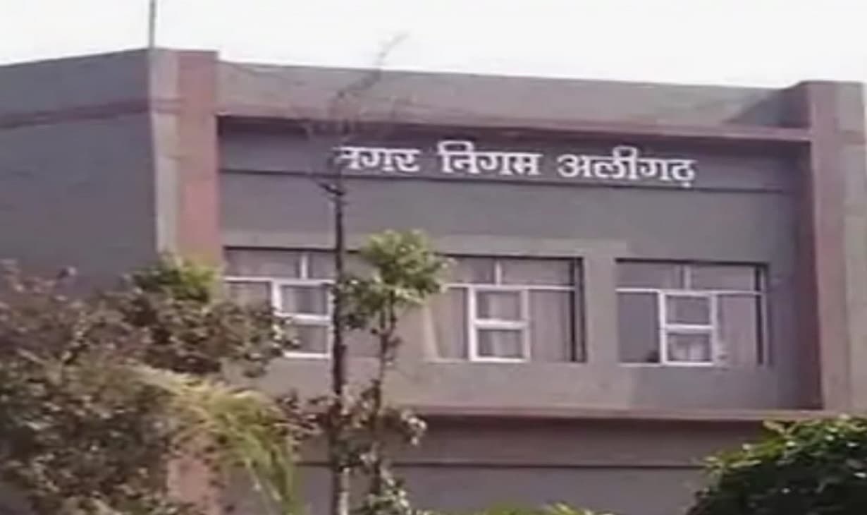 दो दिन की बारिश में बह गयी 135 करोड़ के स्टेडियम की फेंसिंग