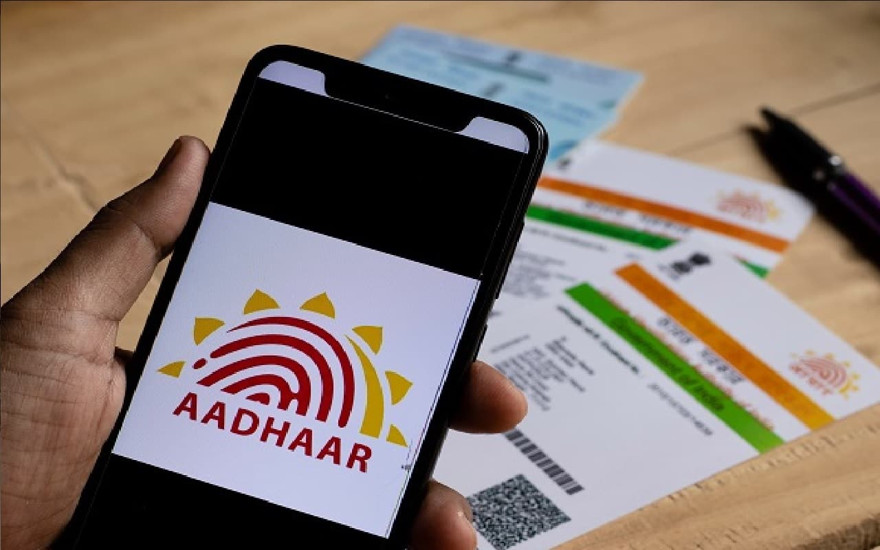 Aadhaar Card Update: आधार कार्ड में बदलना चाहते हैं नाम,पता या मोबाइल नंबर, जानें सबसे आसान तरीका