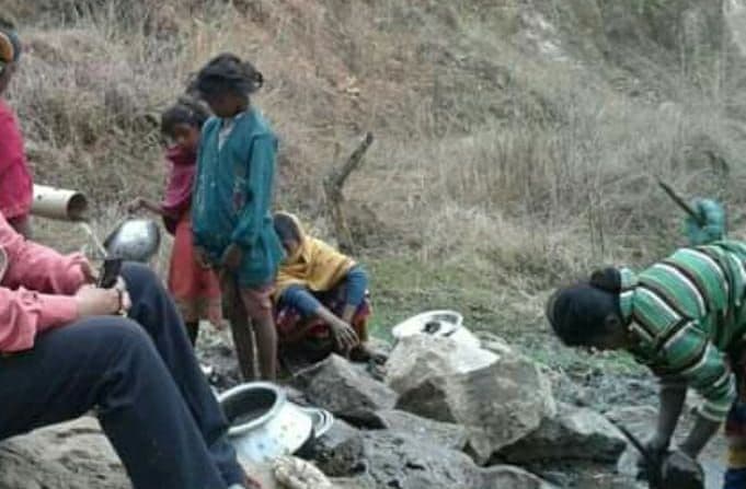 Jharkhand: खुले में शौच करने को मजबूर हैं इस गांव के आदिम जनजाति के लोग, बिरसा आवास योजना का भी नहीं मिला लाभ