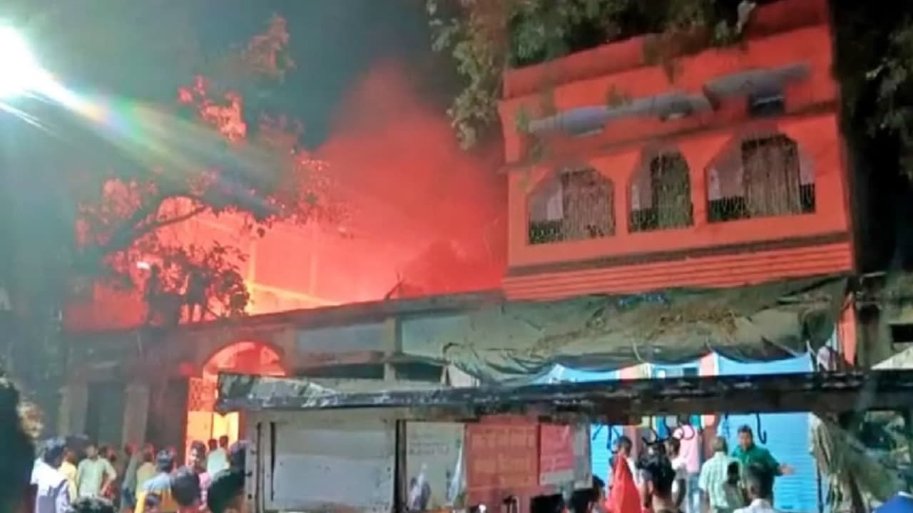 साहिबगंज : शॉर्ट सर्किट से दो घरों में लगी आग, सामान जल कर खाक