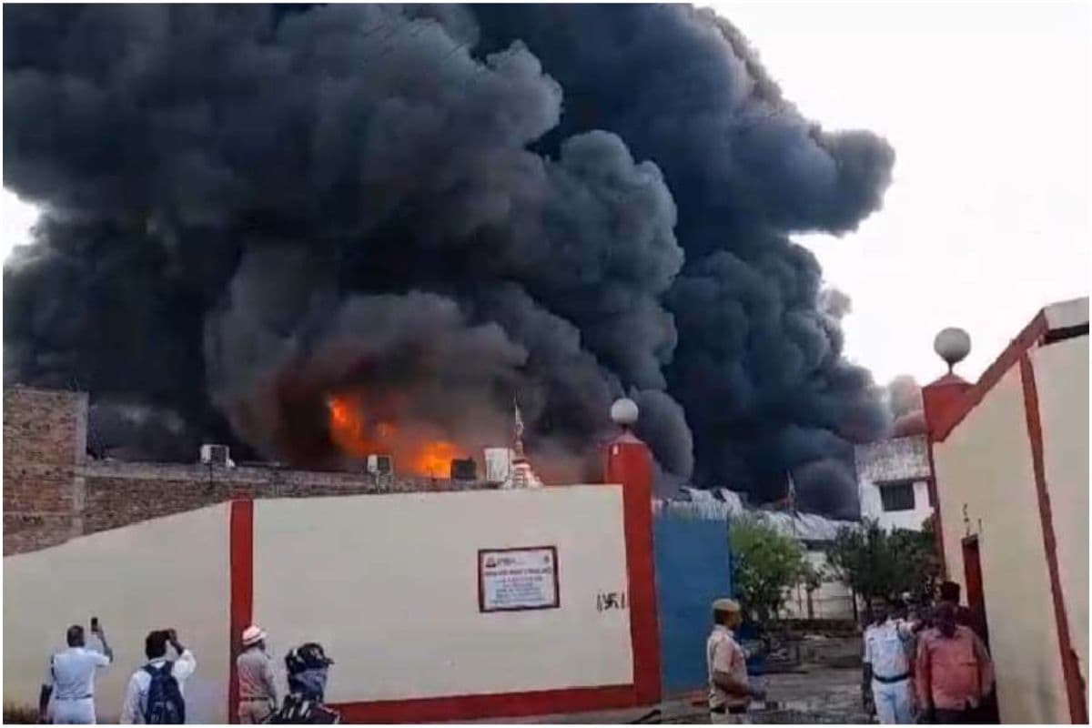 West Bengal : हावड़ा के सांकराइल में तेल के गोदाम में लगी भीषण आग, मौके पर दमकल की 13 गाड़ियां