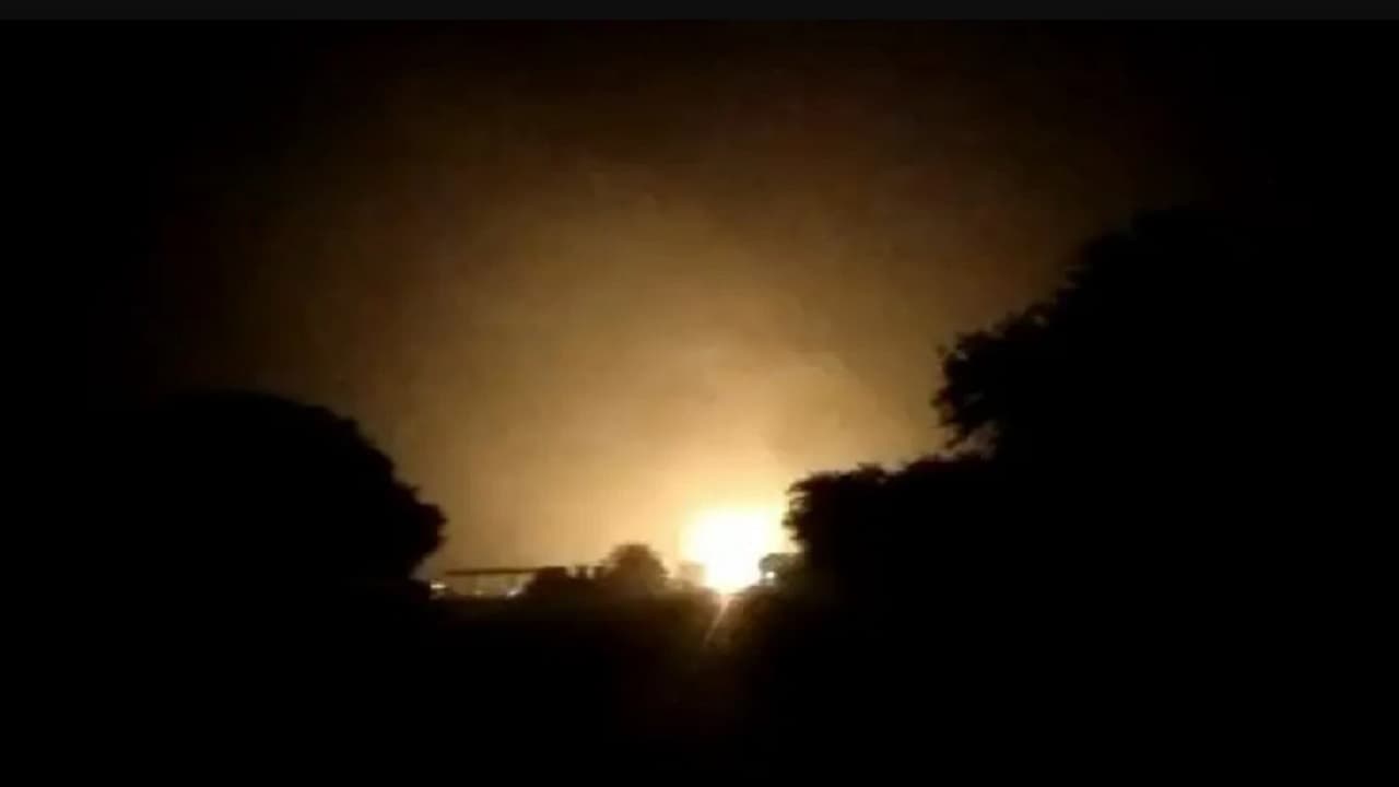 भागलपुर में गैस सिलेंडर लदे ट्रक में विस्फोट के बाद लगी भयंकर आग, ड्राइवर की दर्दनाक मौत, देखें वीडियो