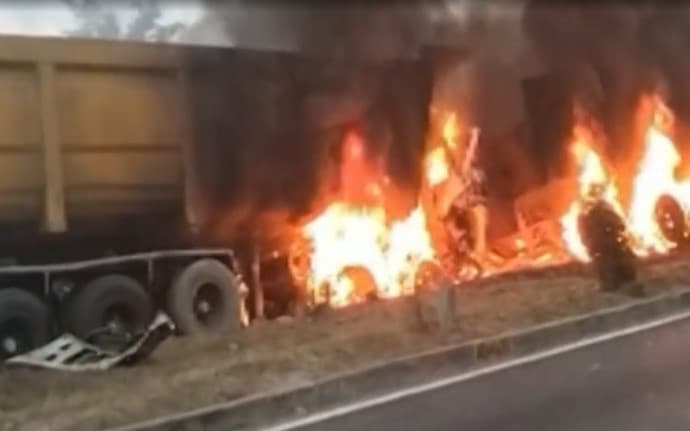 Unnao Road Accident: हाईवे पर डंपर से भिड़े दो ट्रक, लगी भीषण आग, तीन चालकों की जिंदा जलकर मौत