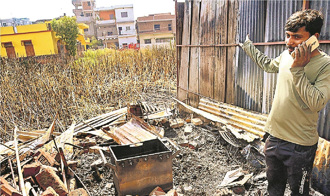 पटना में शॉर्ट सर्किट से फर्नीचर के तीन दुकान में लगी आग, एक लाख रुपये कैश व लाखों का सामान जलकर राख