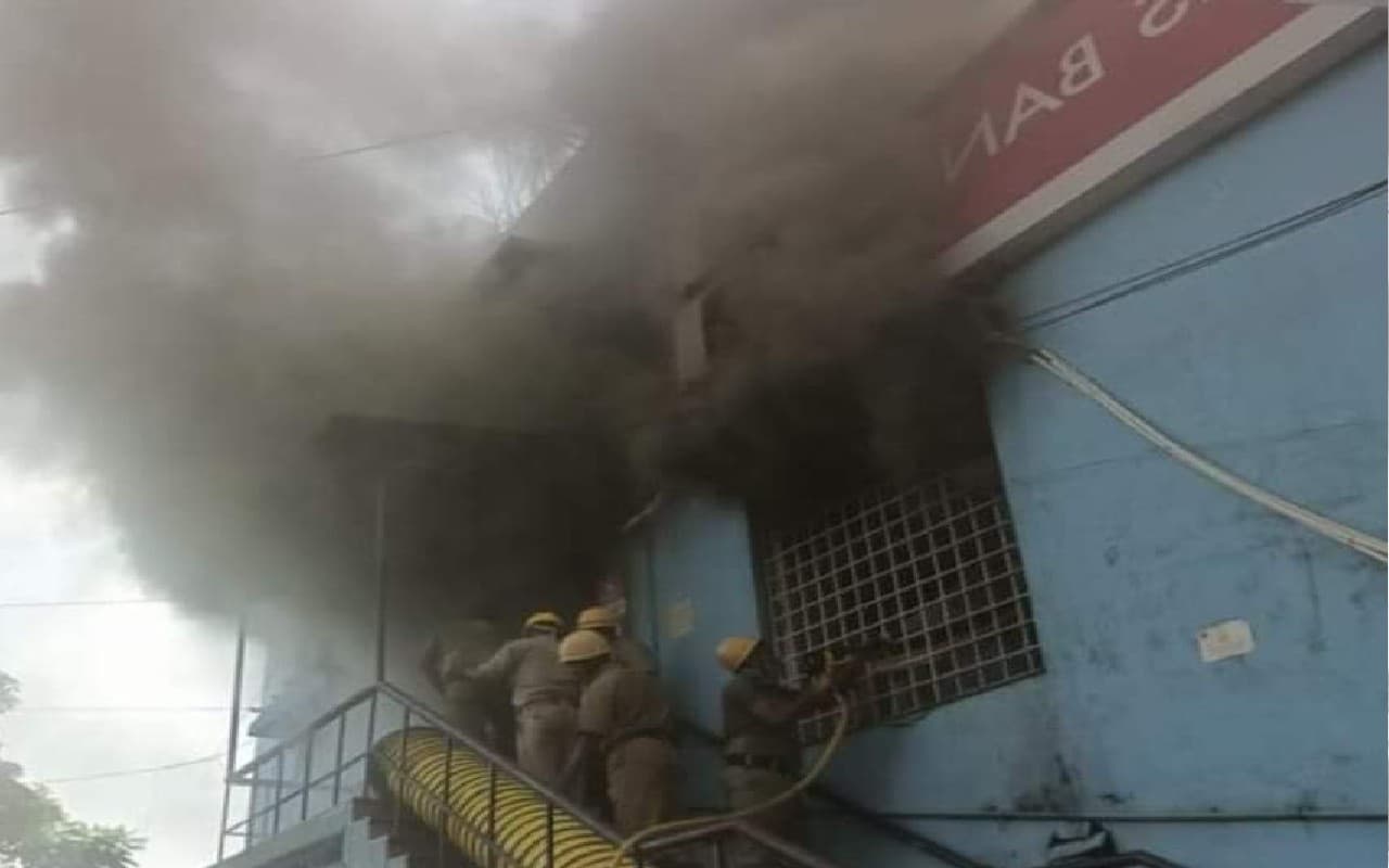 बोलपुर के जिस एक्सिस बैंक शाखा में है अनुब्रत मंडल का अकाउंट वहां लगी आग, पुलिस और दमकल पहुंची