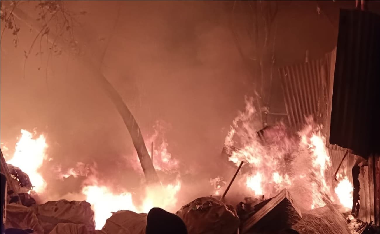 पटना के कंकड़बाग में उत्सव हॉल व कबाड़ी दुकान में लगी भीषण आग, सिलिंडर भी हुआ ब्लास्ट, लाखों की संपत्ति खाक