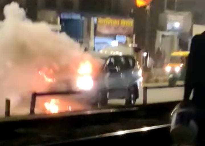 गोरखपुरः कृषि अधिकारी की चलती कार में लगी आग, सवारों ने कूदकर बचाई जान