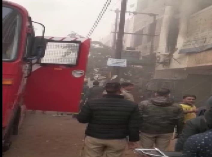 Noida Fire: सेक्टर-10 की बिल्डिंग में लगी आग, मौके पर पहुंची फायर ब्रिगेड की गाड़ियां, एक घंटे बाद पाया काबू