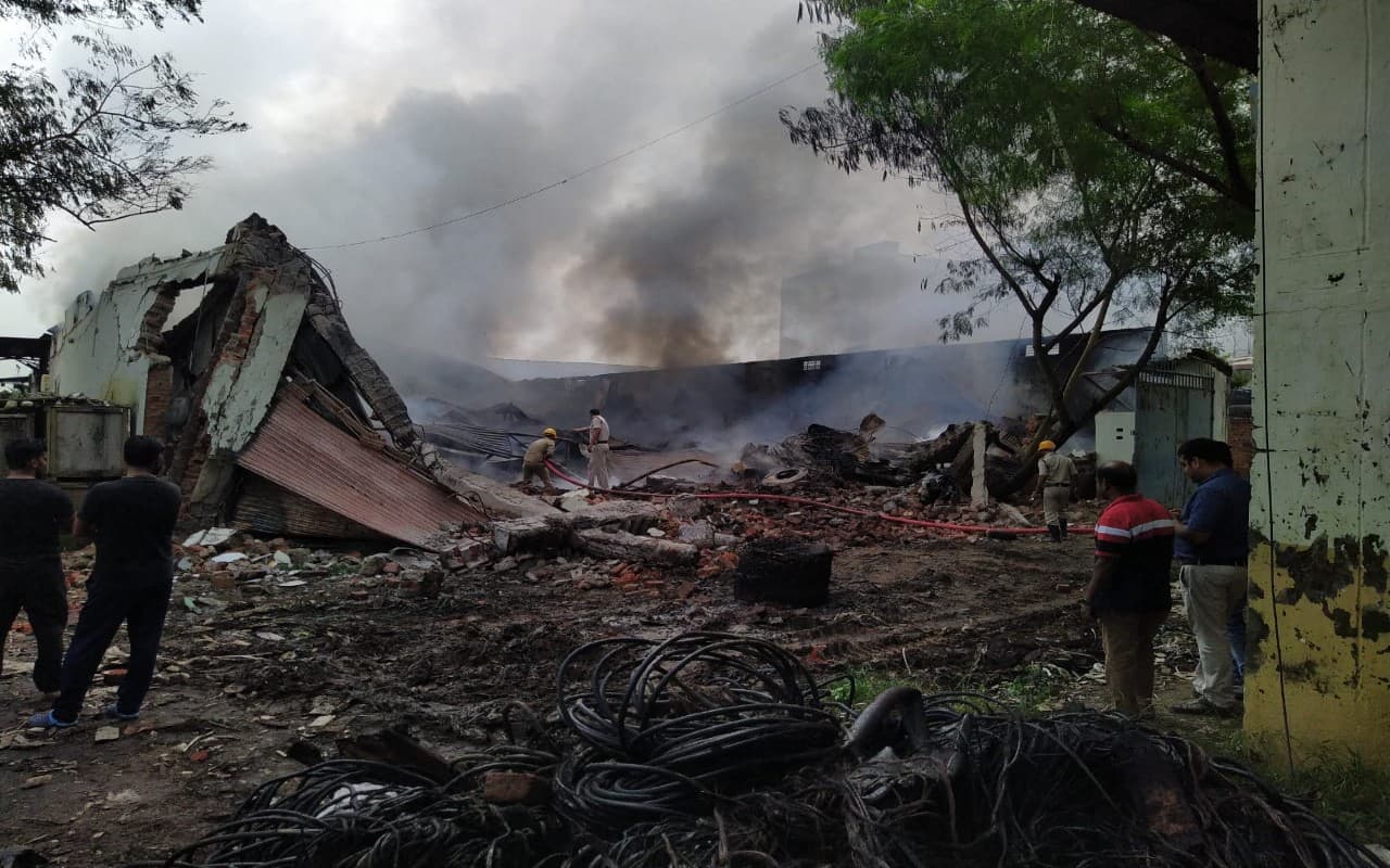 रांची के एयरटेल वेयरहाउस में लगी भीषण आग, देखें तस्वीरें