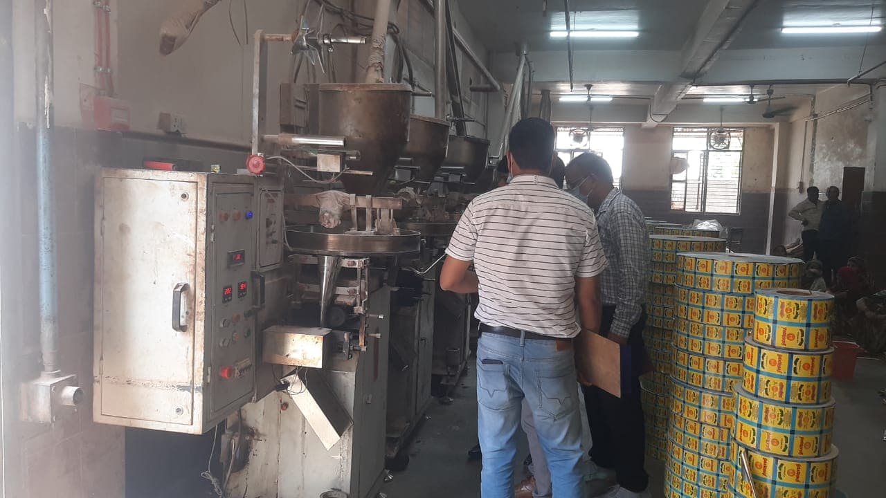 आगरा में GST की टीम ने गुटखा कारोबारी के ठिकानों पर डाली रेड, कंपनी के फोन और कंप्यूटर किए जब्त