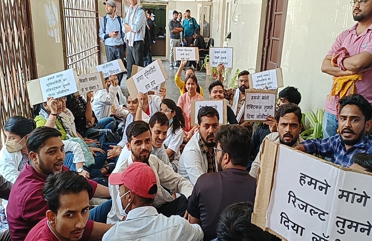 Agra News: रेप के झूठे केस में फंसाने वाली महिला की खुली पोल, वकीलों के साथ पुलिस ने किया गिरफ्तार