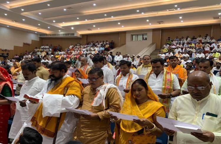 मथुरा के नए मेयर विनोद अग्रवाल को जिलाधिकारी ने दिलाई शपथ, वेटरनरी यूनिवर्सिटी के सभागार में हुआ आयोजन