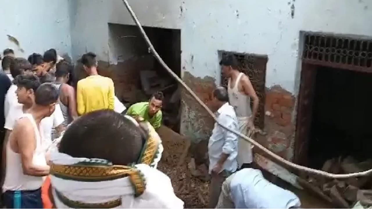 आगरा में शिव मंदिर की छत गिरने से हादसा, एक की मौत, मलबे में कई दर्शनार्थी दबे