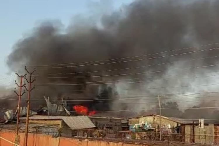 मथुरा: वृंदावन में प्रेम मंदिर के गोदाम में लगी भीषण आग, करोड़ों रुपए का सामान जलकर खाक